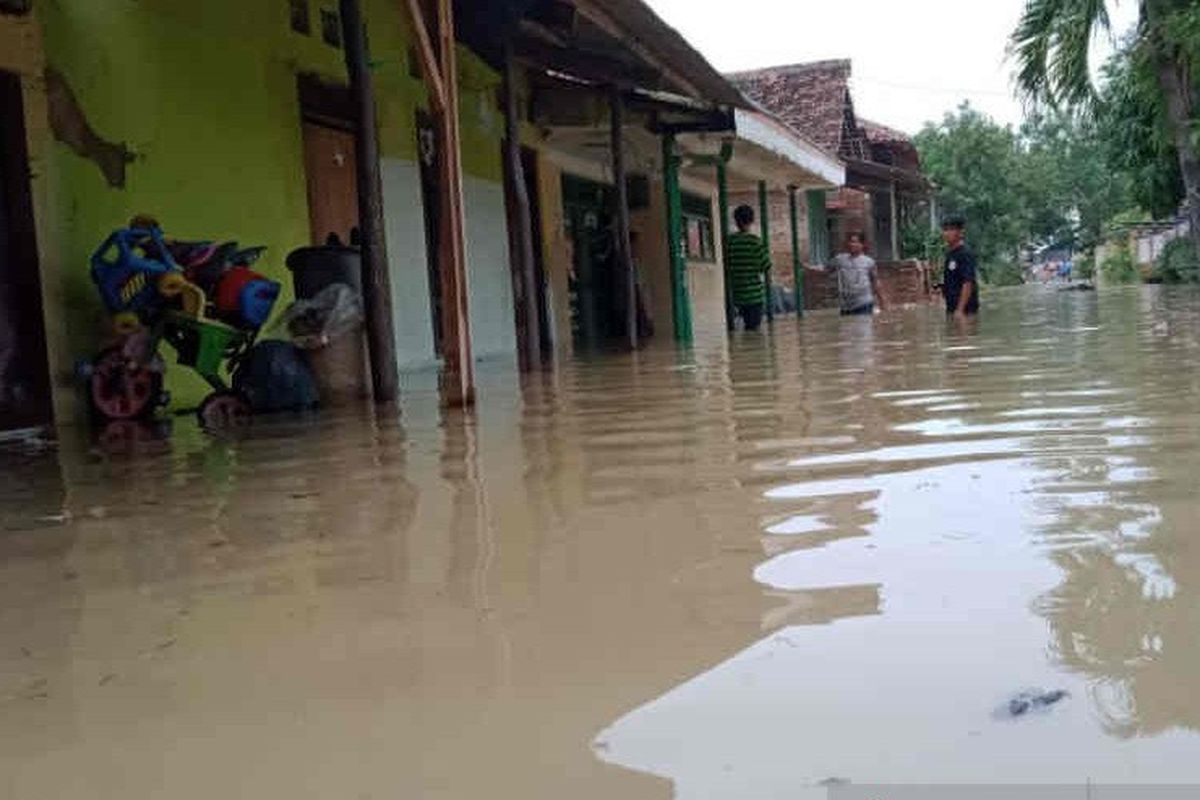 Rumah warga yang terendam banjir, BPBD Kabupaten Cirebon masih mendata rumah warga di beberapa kecamatan yang terendam banjir, Senin (18/1/2021). 