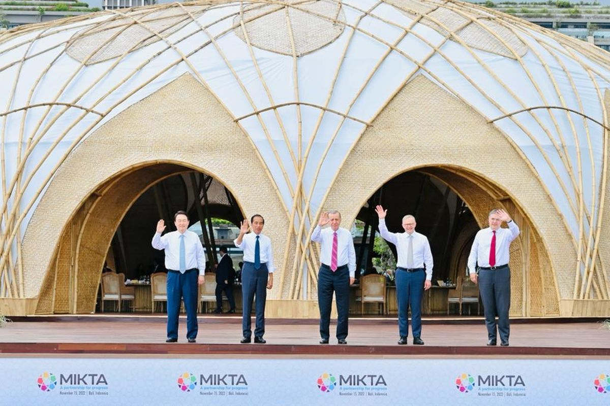 Presiden Joko Widodo bersama para pemimpin negara-negara MIKTA (Meksiko, Indonesia, Korea Selatan, Turki dan Australia) di sela-sela pertemuan G20 di Bali, Selasa (15/11/2022).