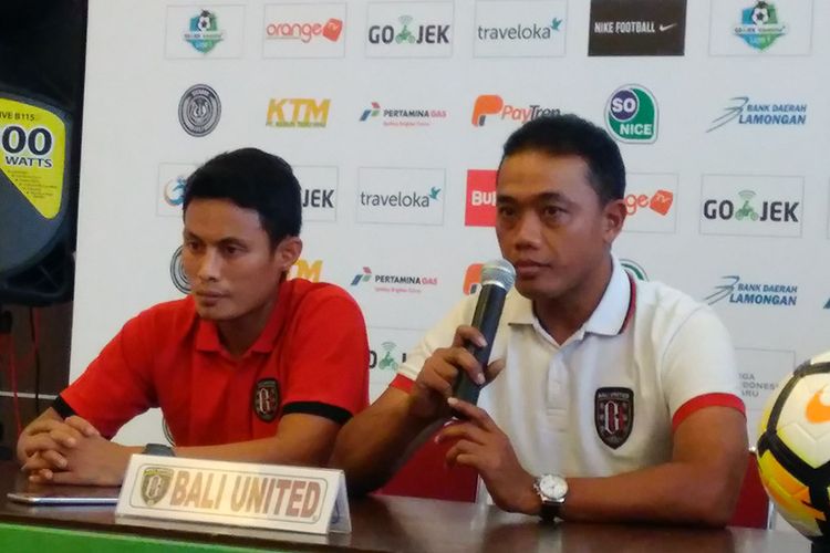 Asisten pelatih Bali United Eko Purdjianto (kanan) dan Dias Angga.
