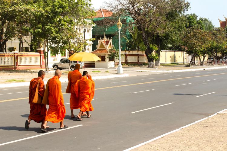 Ilustrasi biksu di Phnom Penh, Kamboja.