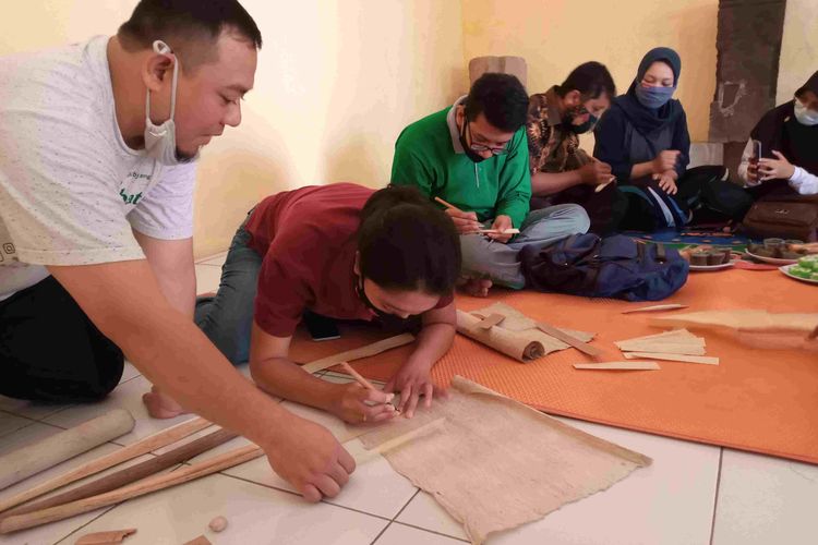 Peserta pelatihan menulis di daun lontar sebagai bagian melestarikan budaya bangsa.