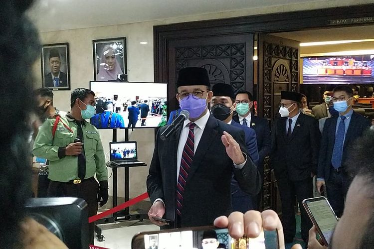 Gubernur DKI Jakarta Anies Baswedan saat ditemui di Lobi Ruang Rapat Paripurna Gedung DPRD DKI Jakarta, Senin (2/11/2020)