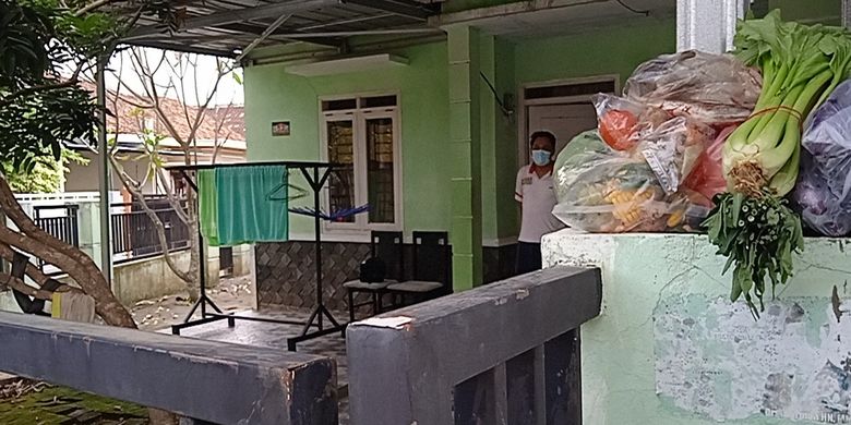 Salah satu warga di sebuah perumahan di Kemiling dibelikan sayur mayur oleh tetangganya saat isoman di rumah, Kamis (22/7/2021).