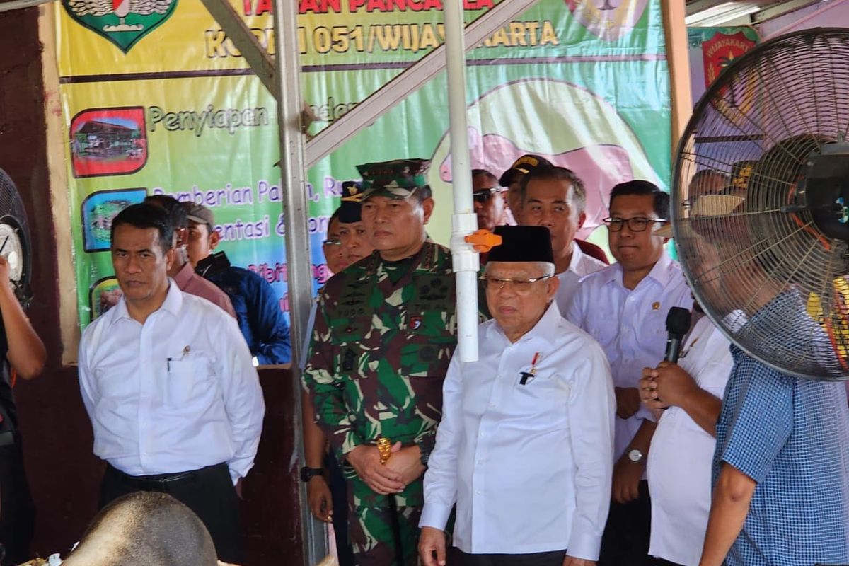 Kepala Bapanas Arief saat penyaluran bantuan pangan intervensi pengendalian kerawanan pangan di Kantor Pos Purworejo, Jawa Tengah, 