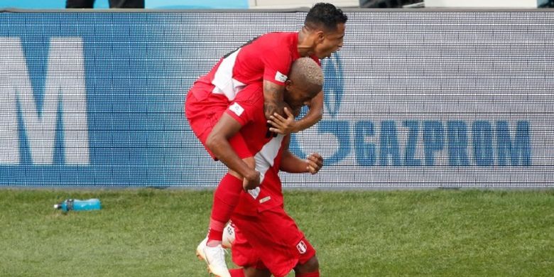 Andre Carillo dan Yoshimar Yotun merayakan gol Peru ke gawang Australia pada laga Grup C Piala Dunia 2018 di Sochi, 26 Juni 2018. 