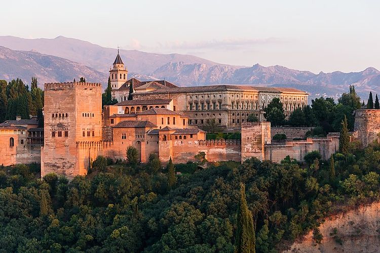 Istana Al-Hambra di Granada menjadi bukti masa kejayaan peradaban Islam di Spanyol