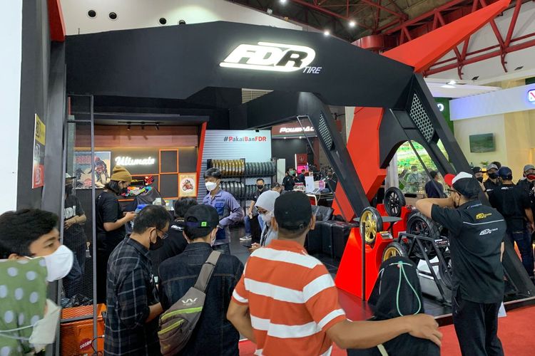 Booth FDR yang menawarkan ban motor di Jakarta Fair Kemayoran 2022