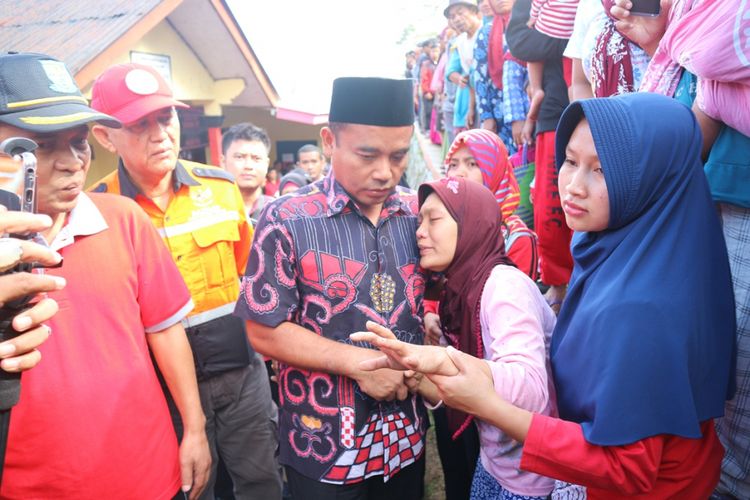 Salah satu ibu korban, Ibu Sukimin menangis histeris dipelukan Bupati Purbalingga, Tasdi, saat jenazah buah hatinya, Abdul Roup dibawa ke pemakaman, Jumat (23/2/2018).