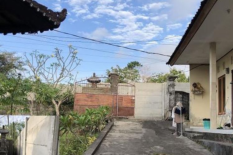 Penampakan pagar dinding tembok yang dibangun manajemen GWK menghalangi akses jalan warga, Kamis 26 September 2025. 
