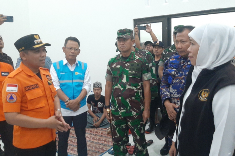 Gubernur Jawa Timur Khofifah Indar Parawansah berkoordinasi dengan Bupati Lumajang Thoriqul Haq terkait percepatan penanganan korban erupsi Gunung Semeru
