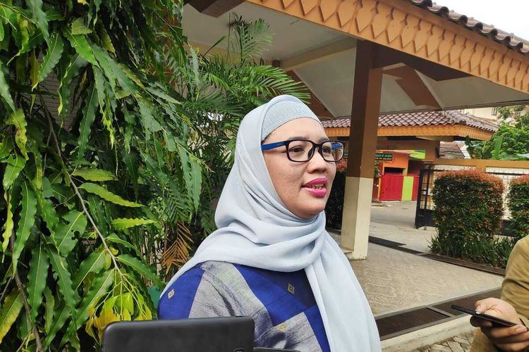 Retno Listyarti, Komisioner KPAI bidang Pendidikan kepada awak media di sekolah siswi yang tewas lompat dari lantai 4 gedung sekolahnya, Ciracas, Jakarta Timur, Senin (20/1/2020).