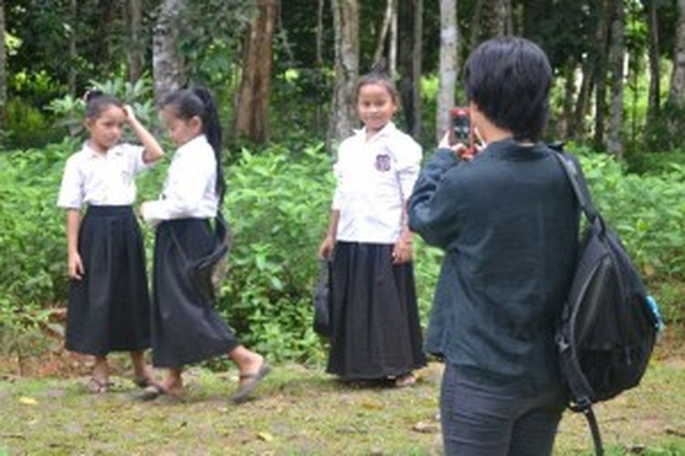 Anak-anak Sekolah Dasar (SD) Desa Adat Ammatoa, Desa Tana Towa, Kecamatan Kajang, Kabupaten Bulukumba, Sulawesi Selatan.