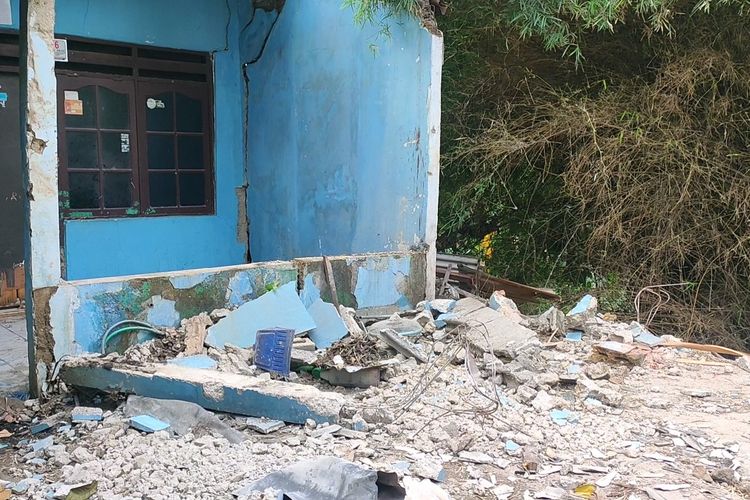 Sebuah rumah ambruk akibat tanah terkikis di kawasan Pondok Kacang Timur, Pondok Aren, Tangerang Selatan.