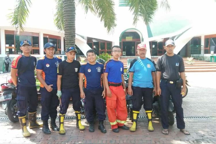 Para petugas Damkar Jember usai mencari ular di Masjid Jami Baitul Amien Jember 