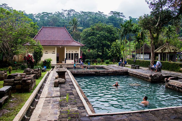 Candi Umbul Magelang dengan kolam pemandian air panas alaminya.