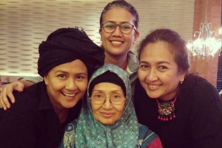 Aktris senior Ade Irawan bersama ketiga putrinya.