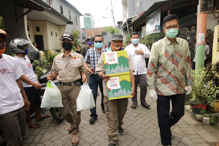 Pembagian paket sembako untuk masyarakat terdampak Covid-19 di Makassar.