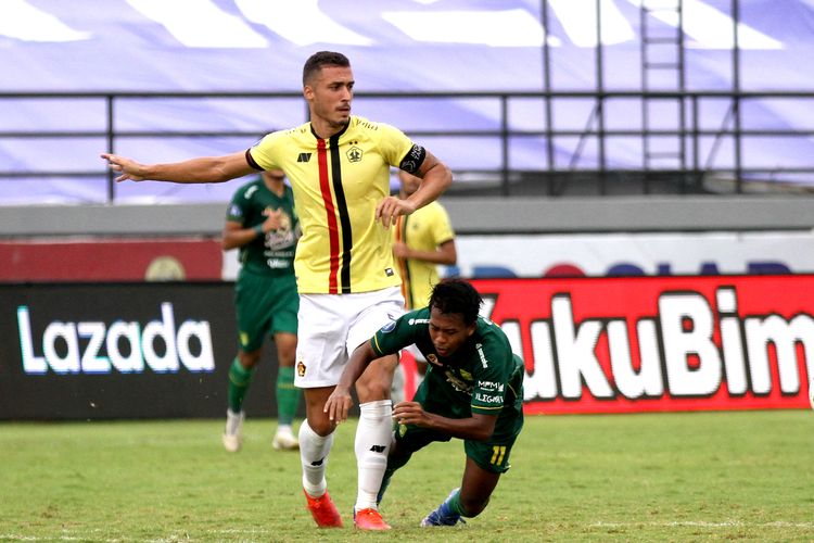 Kapten Persik Kediri Arthur Felix berduel dengan pemain Persebaya Surabaya saat pertandingan pekan 30 Liga 1 2021-2022 yang berakhir dengan skor 1-0 di Stadion Kapten I Wayan Dipta Gianyar, Kamis (10/3/2022) sore.