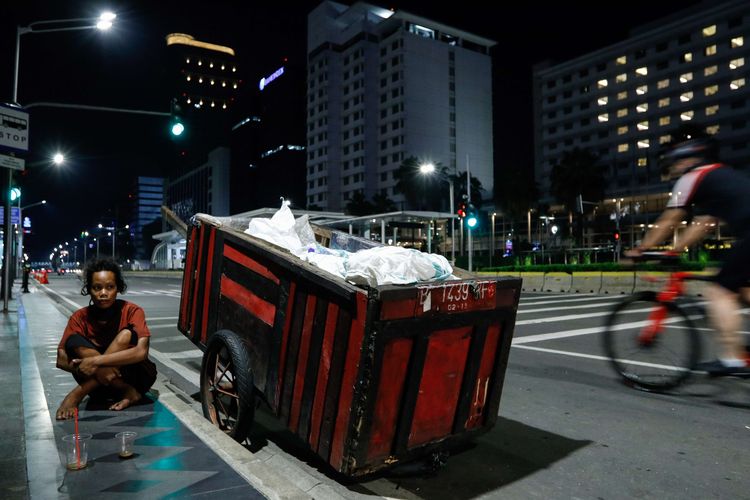 Yunita, tukang rongsokan, tengah istirahat di kawasan Jalan MH Thamrin, Jakarta, Senin (22/4/2020). Di tengah pandemi Covid-19 dalam situasi yang sangat berat, pemerintah mengumumkan akan terjadi peningkatan jumlah angka kemiskinan hingga 3,78 juta orang.