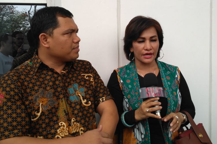 Penyanyi asal Singapura Mega Makcik didampingi kuasa hukumnya Gus Bejo saat ditemui di Pengadilan Negeri Jakarta Timur, Penggilingan, Cakung, Rabu (23/10/2018).