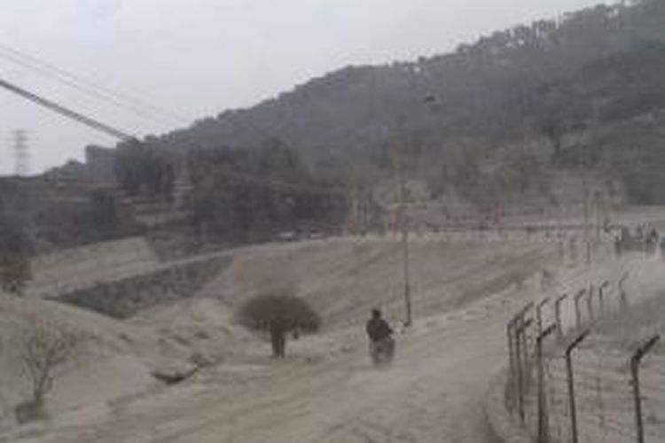 Suasana jalan menuju arah Desa Selorejo, Ngantang, Kabupaten Malang, Sabtu (15/2/2014), pascaerupsi Gunung Kelud pada Kamis malam sebelumnya.