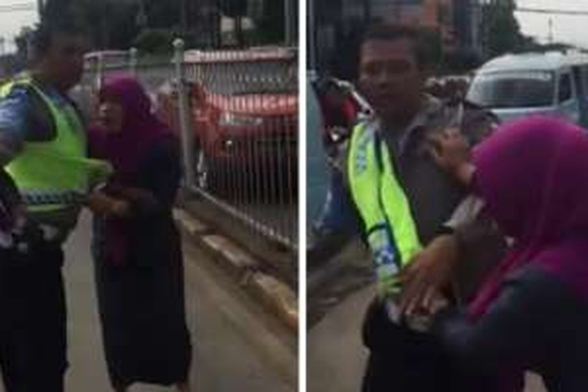 Seorang ibu memarahi seorang petugas di Jalan Jatinegara Barat, Jakarta Timur, Selasa (13/12/2016). Diduga, ibu ini marah karena petugas bertugas di jalan yang lancar, bukan di jalan yang macet. 