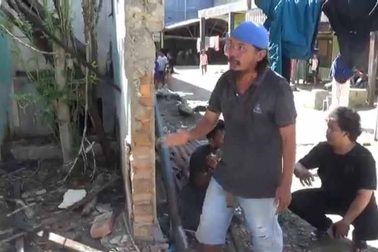 Tiga anak tertimpa tembok tua di Jalan Bahari, kelurahan Polewali, Kecamatan Polewali, Polewali Mandar, Sulawesi Barat, Selasa (23/4/2024). Dua orang meninggal dunia dan satu anak masih menjalani perawatan intensif.