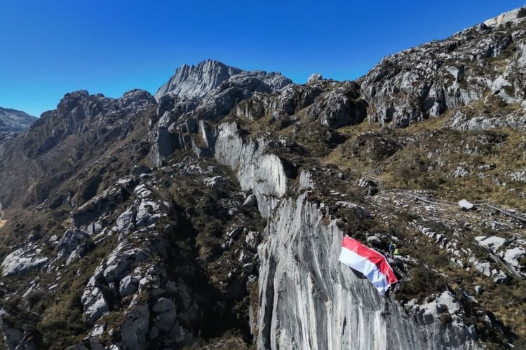 Merah Putih Berkibar di Carstensz Pyramid, Kedaulatan di Puncak Tertinggi Indonesia