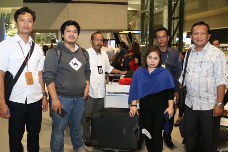 Pekerja Migran Indonesia (PMI) asal Yordania Diah Anggraini (36) kembali ke Indonesia setelah 12 tahun kehilangan kontak dengan keluarganya. Diah bersama 4 PMI lain tiba di Bandara Soekarno Hatta Senin malam (18/2/2019).