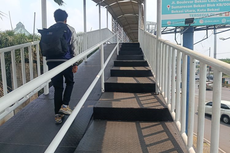 Penampakan JPO Jalan Ahmad Yani Bekasi: Tangga Tak Sama, Atap Renggang, Lantai Berlubang
