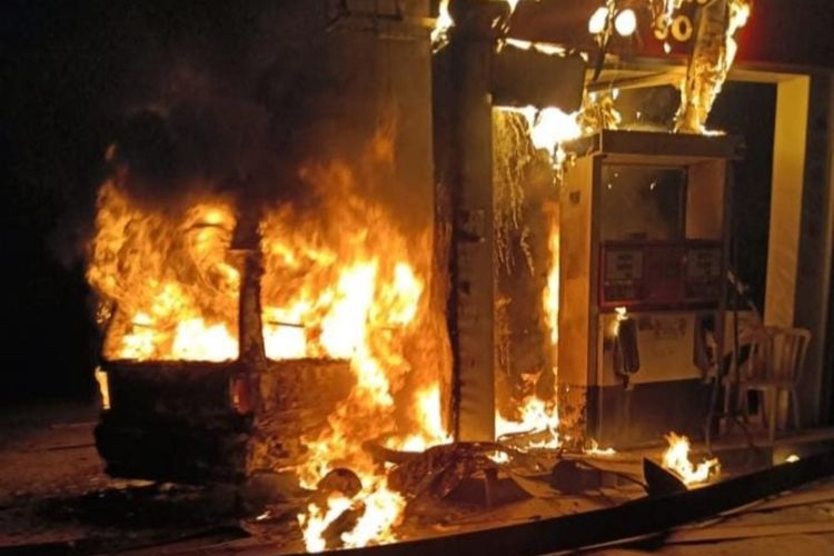 Kondisi SPBU di Jalan Mayjen Sungkono Kota Malang saat terbakar, Kamis (18/3/2021) malam