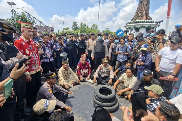 Demo di Rujab Gubernur Kalteng, Massa Tuntut Pemulihan Listrik Segera