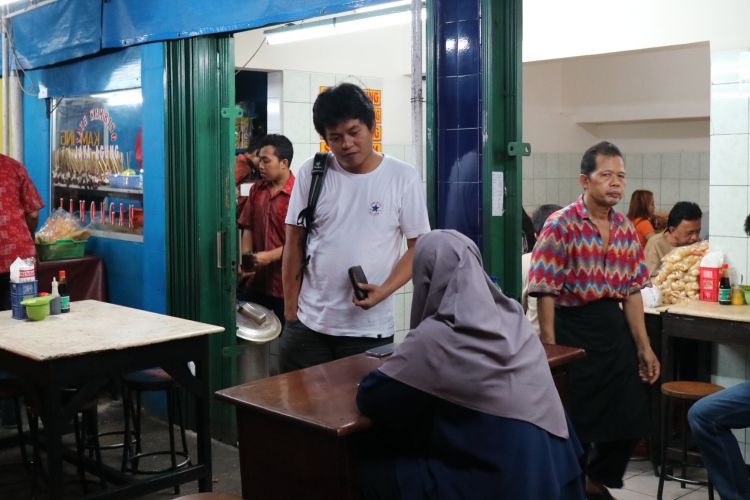 Suasana Soto Lamongan dan Sate Kambing Jaya Agung, yang sejak tahun 1972 sudah berdiri di Jalan Wahid Hasyim, Menteng, Jakarta, dengan berjualan Soto Lamongan.