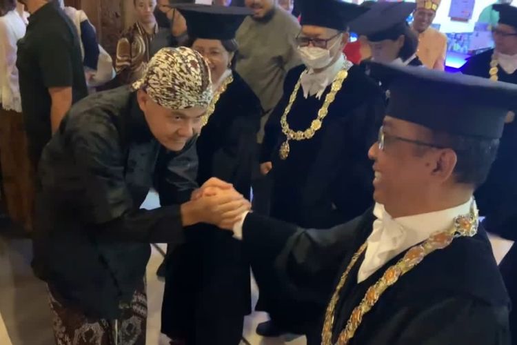 Calon presiden nomor urut 3, Ganjar Pranowo bertemu dengan Pratikno saat menghadiri Rapat Terbuka Peringatan Dies Natalis ke-74 Universitas Gadjah Mada, Yogyakarta, Selasa (19/12/2023). 