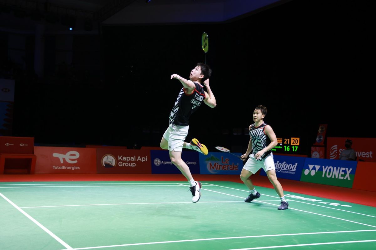 Aksi Kevin Sanjaya Sukamuljo (kiri-melompaat) dan Marcus Fernaldi Gideon (kanan) menghadapi Takuro Hoki/Yugo Kobayashi (Jepang) pada final Indonesia Open 2021 yang dihelat di Bali International Convention Centre, Minggu (28/11/2021).