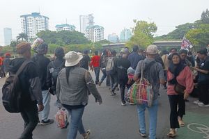 Warga Pati Pulang, Sejumlah Massa Masih Bertahan di Depan DPR hingga Tendang Gerbang