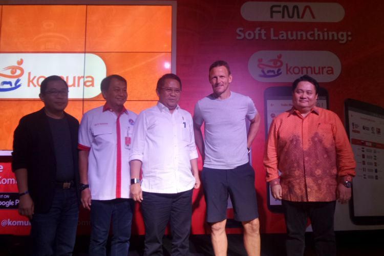 Mantan pemain timnas Inggris, Teddy Sheringham, berpose bersama Menteri Komunikasi dan Informatika Republik Indoneisa, Rudiantara (kemeja putih), pada acara launching aplikasi Komura di Jakarta, Kamis (3/5/2018).