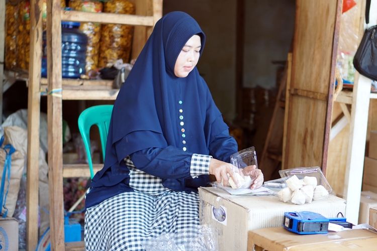 Anisa, pemilik usaha camilan wajit dan keripik pisang rumahan yang menitipkan produknya di Pojok Lokal SRC Prima milik Herman.