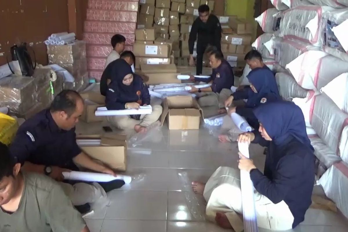 LOGISTIK PEMILU: Sejumlah petugas tengah melakukan pengecekan logistik pemilu.
