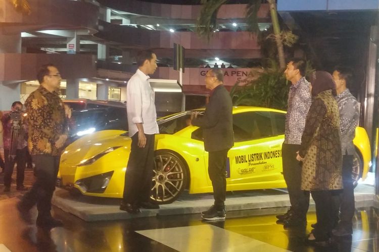 Dahlan Iskan saat memamerkan mobil listrik Selo kepada Jokowi beberapa waktu lalu.