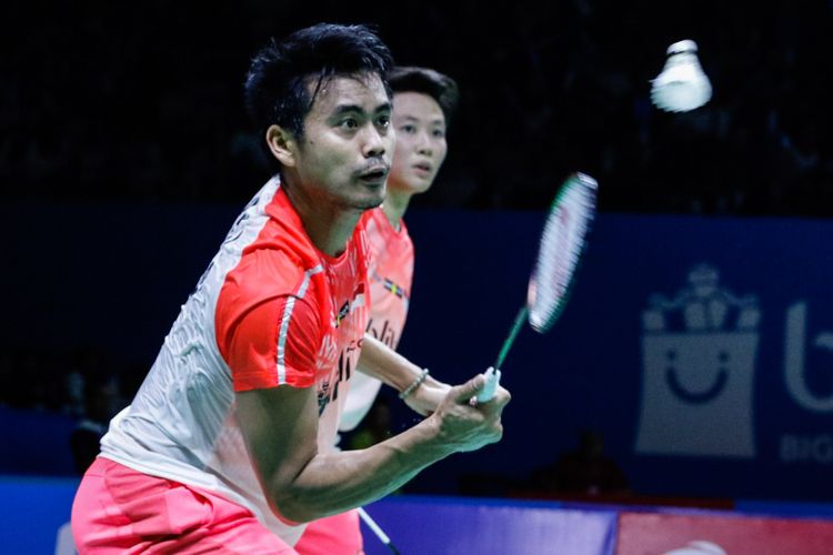 Salah satu aksi Tontowi Ahmad saat berpasangan dengan Liliyana Natsir di laga Indonesia Open 2018 di Istora Senayan, Jakarta, Kamis (5/7/2018). 