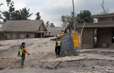 Petugas membersihkan kawasan yang tertimbun material APG Semeru di Dusun Kamar Kajang, foto diambil 5 Desember 2022.