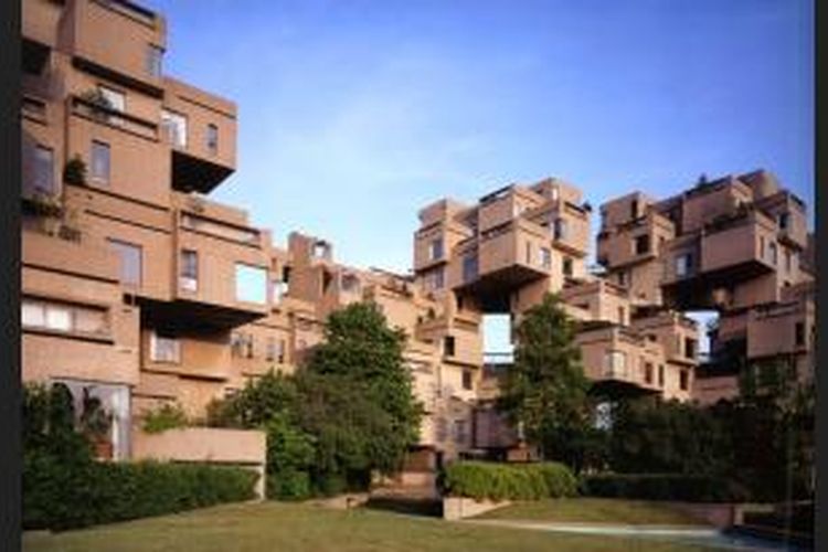 Safdie sempat mengembangkan residensial bernama Habitat 67, yang mengkombinasikan antara apartemen tinggi dengan rumah yang dilengkapi dengan taman kota.