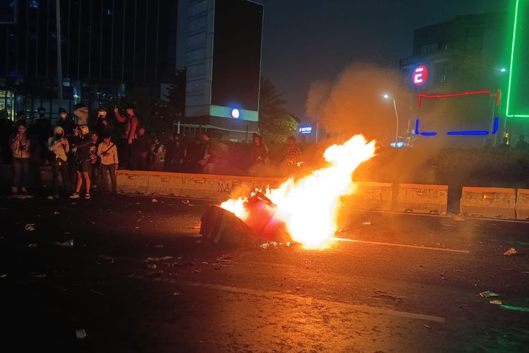 Aksi di Jalan Sudirman Memanas, Massa Terobos Barikade dan Sejumlah Benda Terbakar
