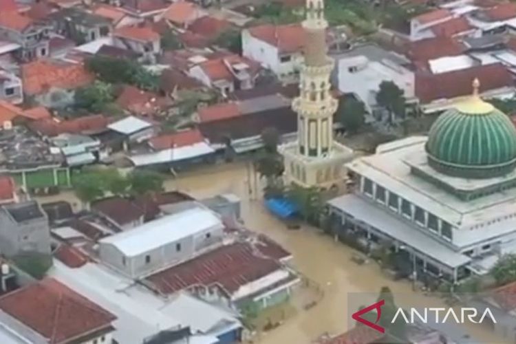 Kondisi banjir di Sampang difoto dari udara. (ANTARA/HO-Kominfo Sampang)