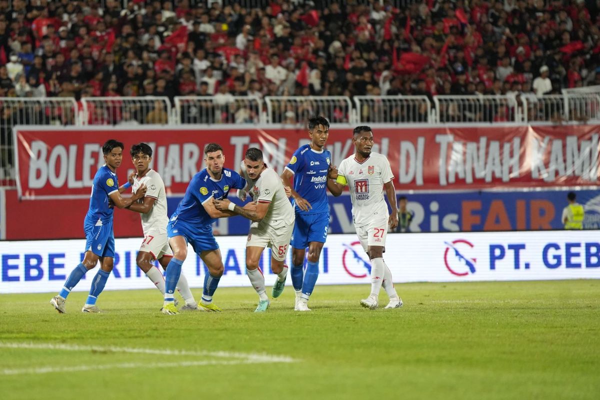 Para pemain Persib Bandung dan Malut United berduel di laga lanjutan Liga 1 2024-2025 yang bergulir di Stadion Gelora Kie Raha, Ternate, pada Jumat (2/5).