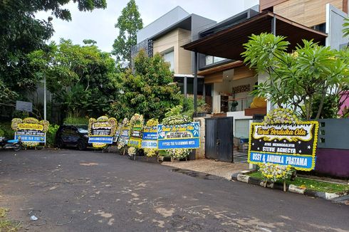 Karangan Bunga Berdatangan ke Rumah Duka Stevie Agnecya