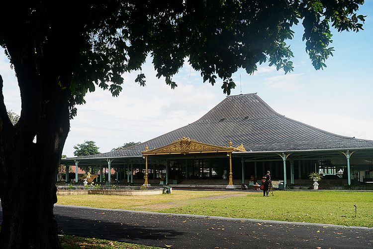 Bangunan pendapa utama yang merupakan bagian dari sisa kejayaan penguasa Mangkunegaran di Pura Mangkunegaran, Kota Solo, Jawa Tengah, Minggu (6/3/2022). Pura Mangkunegaran yang berdiri tahun 1757 pernah berkembang dengan penguasaan sejumlah pabrik gula dan memiliki sistem kemiliteran modern. 
KOMPAS/P RADITYA MAHENDRA YASA (WEN)
06-03-2022