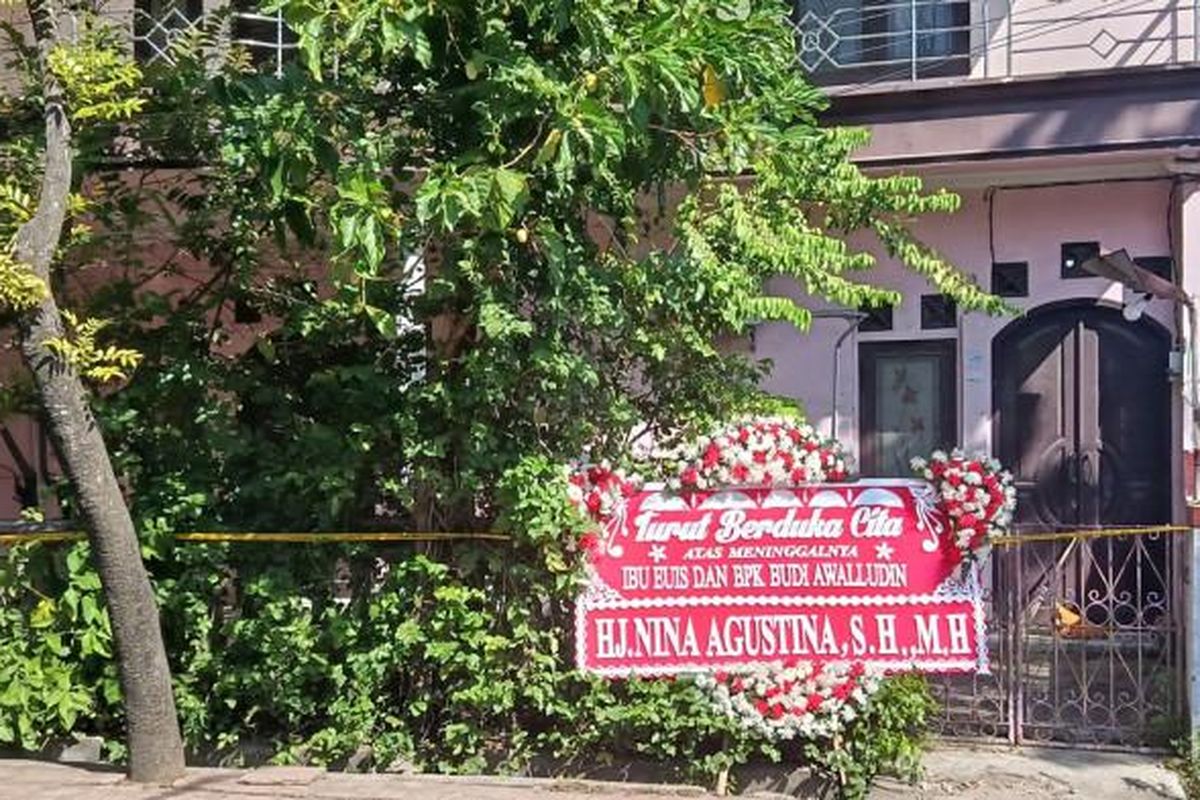 Karangan bunga yang dikirimkan mantan Bupati Indramayu, Nina Agustina kepada satu keluarga yang menjadi korban pembunuhan di Kelurahan Paoman, Kecamatan/Kabupaten Indramayu, Selasa 2 September 2025. 
