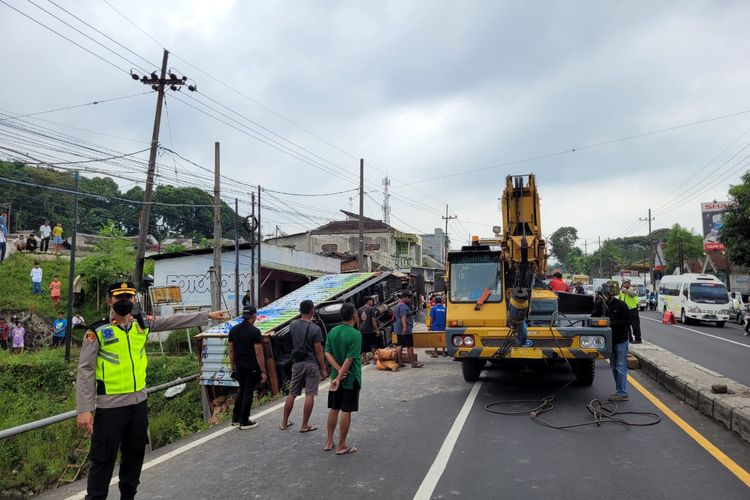 Proses evakuasi mobil truk Fuso yang mengalami kecelakaan di Malang hingga terguling ke sungai.